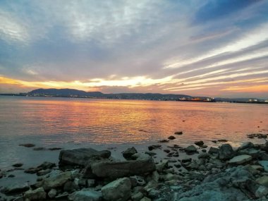 Deniz kenarında gün batımı