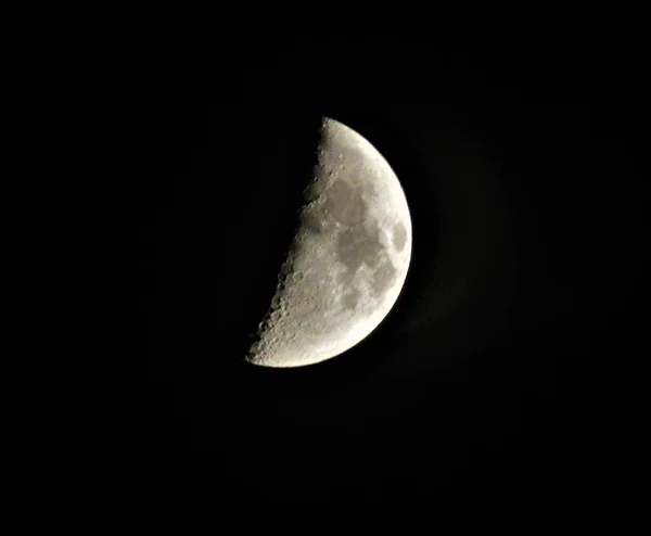 Luna Contra Cielo Nocturno —  Fotos de Stock