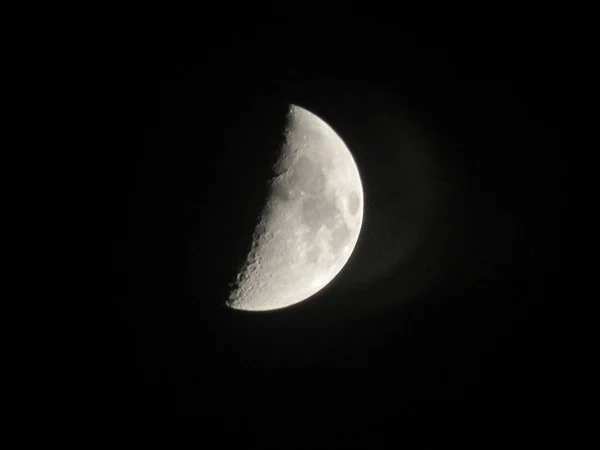 Luna Contra Cielo Nocturno —  Fotos de Stock