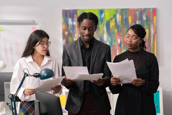 Farklı milletlerden iş arkadaşları programı ve çalışma programını ortaklaşa belirler, bir proje tasarlar, beyin fırtınası yapar, tartışır, şirket bürosunun ortasında durur ve belgeleri inceler.