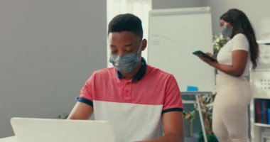 Meşgul bir kadın elinde tabletle tahtada duruyor, doğru grafiği arıyor, bir diyagram hazırlıyor, bir adam masada oturuyor ve şemayı oluşturmak için gerekli verileri sisteme giriyor..