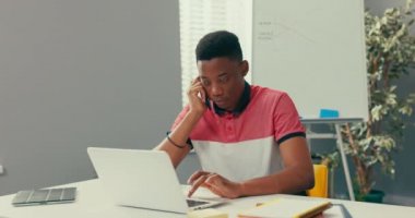 Tecrübeli bir satıcı ofisinde oturuyor. Önünde diz üstü bilgisayar duruyor. Koyu renk tuşlu adam, müşteri arıyor, telefonla konuşuyor, sipariş veriyor ve sisteme veri giriyor..