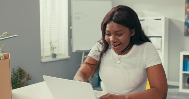 Bela secretária mulher na empresa senta-se no escritório na frente do laptop tem ruptura do trabalho envia mensagens na rede social para amigo aprende novos rumores é chocado cobre boca com mão na descrença. — Vídeo de Stock