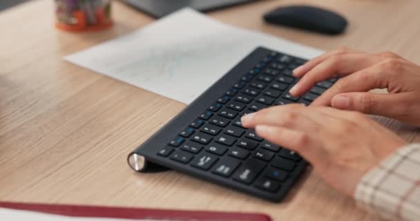 Κοντινό πλάνο ενός μαύρου πληκτρολογίου από έναν υπολογιστή που στέκεται σε ένα ξύλινο γραφείο, πάνω του μια εργαζόμενη γυναίκα, νεαρά χέρια, πληκτρολογεί κείμενο στο πληκτρολόγιο, ακουμπάει δάχτυλα στα πλήκτρα. — Αρχείο Βίντεο