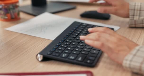 Zbliżenie czarnej klawiatury z komputera stojącego na drewnianym biurku, na niej pracująca kobieta, młode ręce, tekst na klawiaturze, stuka palcami w klawisze. — Wideo stockowe