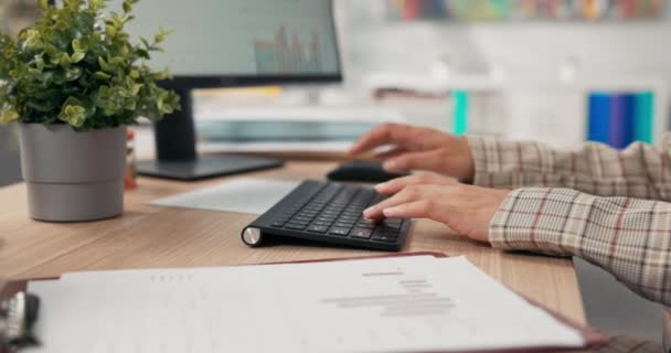 Primer plano de un teclado negro desde una computadora de pie sobre un escritorio de madera, sobre él una mujer trabajadora, puños de chaqueta de manos jóvenes, escribe texto en el teclado, toca los dedos en las teclas, mueve el ratón. — Vídeo de stock