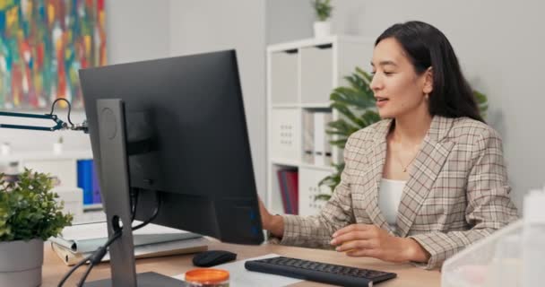 Γυναίκα με μακριά καστανά μαλλιά φορώντας καρό σακάκι κάθεται στο γραφείο στο γραφείο μπροστά από την οθόνη του υπολογιστή, λαμβάνει κλήση μέσω webcam βίντεο chat κύματα να συναδέλφους, δείχνει έγγραφα που πρέπει να διορθώσει — Αρχείο Βίντεο