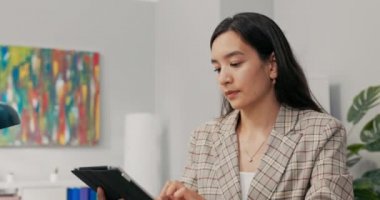 Büyük bir şirkette vicdanlı bir ofis çalışanı masasında oturmuş bilgisayarla belgeleri senkronize ediyor, verileri karşılaştırıyor, ekrana tıklıyor, kaydırıyor, işine odaklanıyor..