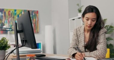 Finansal analizde çalışan zeki bir kadın şirket kârını hesaplar. Ofis çizelgelerini doldurur. Verileri bilgisayara geçirir..