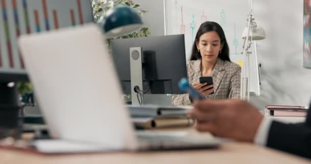Büroangestellte sitzen an ihren Schreibtischen vor Computermonitoren, gehen ihren Pflichten nicht nach und surfen mit ihren Telefonen in den sozialen Medien durch Seiten, die mit Freunden chatten.. — Stockvideo