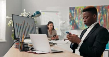 Ofis çalışanları masalarında bilgisayar monitörlerinin önünde otururlar, görevlerini yerine getirmezler, telefonları kullanırlar, sosyal medyayı karıştırırlar, arkadaşlarıyla sohbet ederler, işe ara verirler, konuşurlar, gülerler..