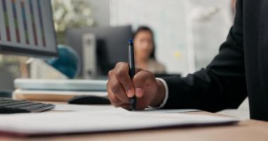 Koyu tenli bir adamın elinde kalem tutarken, belgeleri imzalarken, başvuru formu doldururken, siyah takım elbise kelepçelerken, ofis sahnesinde, patron, yönetici, iş adamı izin verirken,.