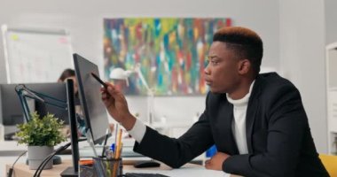 Koyu tenli yakışıklı bir adam, şirket çalışanı sabahını bilgisayar başında, ekranı göstererek, sayarak, düşünerek, grafiklerin doğruluğunu kontrol ederek, verileri tamamlayarak geçiriyor..