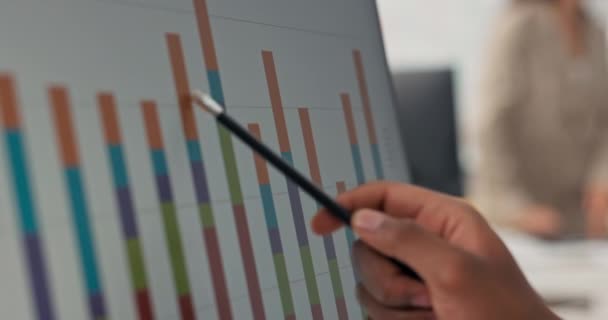 Крупный план графика панели компьютерного монитора отображается темнокожих мужчин рука держит ручку сенсорный экран с ним проверяет уровни диаграммы их правильность высота статистики бюро маркетинга финансового анализа — стоковое видео