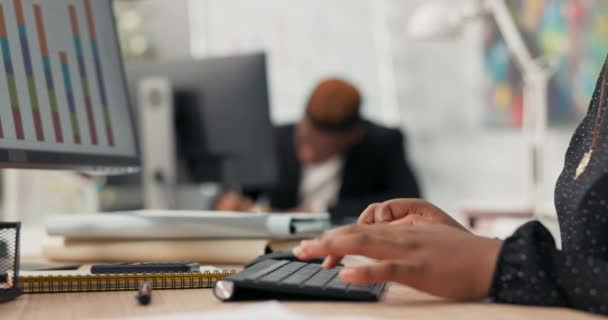 Primer plano de un teclado negro desde una computadora de pie sobre un escritorio de madera, sobre él una mujer trabajadora, manos jóvenes de piel oscura, escribe texto en el teclado, toca los dedos en las teclas. — Vídeos de Stock