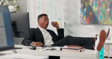 Koyu tenli yakışıklı şirket patronu koltukta rahat rahat oturur ayakları masada dinlenir gözleri kapalı bir şekilde yükselir hızla fikir alır klavye tuşlarına basar bilgi arar, güler yüzlü, neşeli.