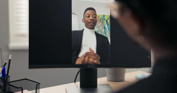 Videosamtal av medarbetare i office webcam-anslutning av mörkhyade manliga chefen för företaget direktör förklara för sekreterare uppgifter att göra, skämt med henne, kvinna anteckningar chefer begär. — Stockvideo