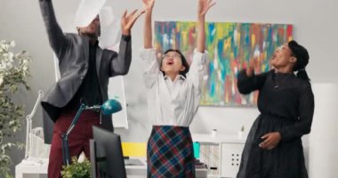 Farklı uluslardan şirketlerin mutlu, neşeli, tatmin olmuş çalışanları, ten rengi kahkahaları, hava belgelerini, kartları, raporları atmaktan keyif alanlar diğer pozisyonlara terfi ediliyorlar, daha yüksek maaş alıyorlar..