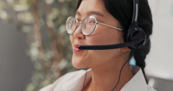Telekomunikační operátor, zákaznický poradce, elegantní žena s brýlemi pracující v pojišťovnictví, call centrum má sluchátka s mikrofonem na uších, vede konverzaci, vysvětluje problém volajícímu.