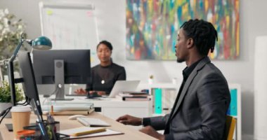 Koyu tenli iş arkadaşları şirketin ofisinde bilgisayarların önünde oturuyorlar. Yoğun çalışıyorlar. Dinlenmeye ihtiyaçları var, dans ediyorlar, şarkı söylüyorlar, terfi almaktan mutlular..