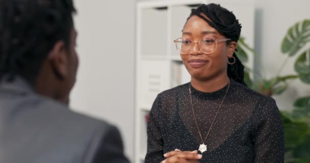 Sorridente dirigente aziendale conduce colloquio di lavoro con il candidato maschio per il lavoratore d'ufficio, lo accetta in azienda, assume ragazzo stringe la mano si congratula con il benvenuto dice addio fa contratto. — Video Stock