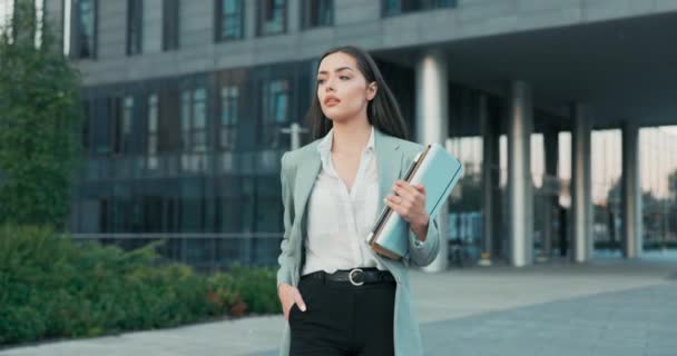 Fiduciosa bella donna lascia il lavoro nel pomeriggio in vetro di sfondo moderna ragazza da costruzione vestita con camicia e giacca detiene documenti laptop va al business meeting presidente della società — Video Stock