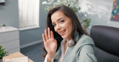 Blogcu, vlogger, sözü geçen kişi molada işten canlı yayın yapıyor, zarif güzel bir kadın kameraya el sallıyor, video sohbeti yapıyor, baştan çıkarıcı, flörtçü, gülümseyen...