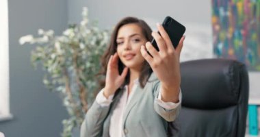 Popüler blogcu, vlogger, nüfuzlu kişi, tatilde kendi fotoğrafını çekiyor, zarif güzel kadın kameraya gülümsüyor, video sohbeti, selfie, sosyal medyada paylaşım, esmerlerin yüzüne yakın çekim