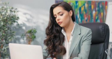 Zarif patron muhasebe müdürü ofiste dizüstü bilgisayarın önünde oturuyor işini bitiriyor bilgisayarı kapatıp kameraya bakıyor güzel dudaklarıyla gülümsüyor.