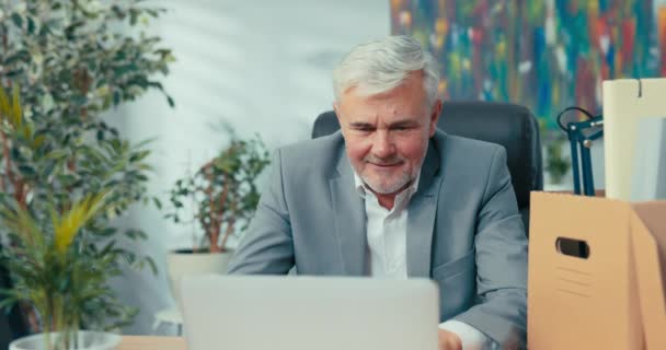 Primer plano de la cara del hombre sonriente en camisa blanca chaqueta chico con rastrojo de pelo gris en la vejez está sentado en silla cómoda en la oficina de la empresa está buscando en la cámara amable jefe alegre gerente — Vídeos de Stock