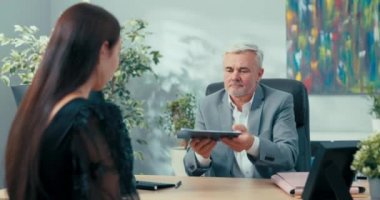 Şirketteki patronun sekreteri olmak için aday bir iş görüşmesinde, kıza imzası belirsiz bir sözleşme verilir, yeni bir iş, öğrenci alımı, genç insanlar...