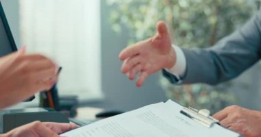 Şirket ofisindeki iş görüşmesi, kontrat sonucu, el sıkışma, tebrik ederim, selamlama, hoşça kal, yaşlı bir adam ve genç bir kadının eli.