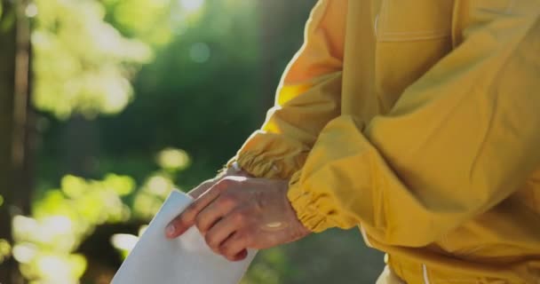 Nahaufnahme von Männerhänden, die dicke weiße Gummiarbeitshandschuhe tragen, Wald, Naturlandschaft — Stockvideo