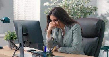 Kalbi kırık üzgün bir ofis çalışanı bilgisayarın önünde oturur, kötü haberleri kontrol eder, büyük miktarda iş, bürokrasi, para kaybı, sözleşme kaybı, sorunu çözme hayali, alışılmadık durum, iflas