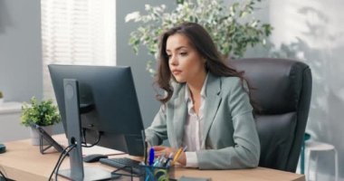 Kalbi kırık üzgün bir ofis çalışanı bilgisayarın önünde oturur, kötü haberleri kontrol eder, büyük miktarda iş, bürokrasi, para kaybı, sözleşme kaybı, sorunu çözme hayali, alışılmadık durum, iflas