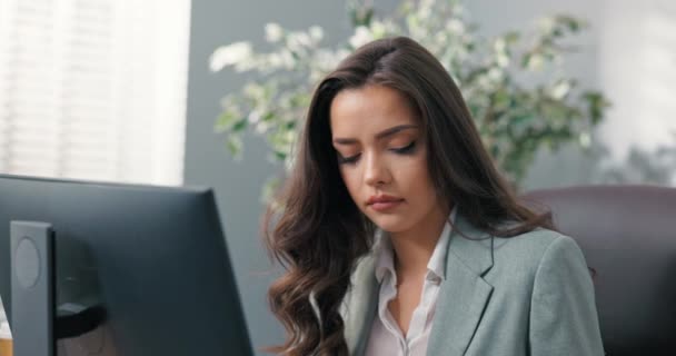 Belle secrétaire de patron travaille au bureau à l'ordinateur, saisit des données dans le système, répond au téléphone d'affaires, appels, parle à des clients, partenaires, organise des réunions d'affaires, organise l'horaire — Video