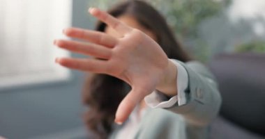 Çekici, güzel, zarif, ofis çalışanı. Masada oturmuş kameraya bakıyor. Çekici, sevimli, cilveli, güzel el ele tutuşuyor ve yakınlaşmaya teşvik ediyor.