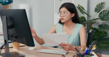 Engelli kadın muhasebe, sigorta, bir şirkette sekreter olarak çalışıyor, belgeleri, anlaşmaları kontrol ediyor, aylık karını tamamlıyor, belgelerini tamamlıyor, telefon hesap makinesi çalışanının gelirine güveniyor.