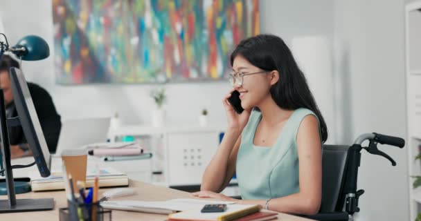 Mulher com deficiência trabalha em contabilidade, seguros, negócios como secretária, faz chamadas, fala ao telefone, agendas compromissos, arranja horários, escuta clientes, fornece informações — Vídeo de Stock