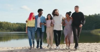 Farklı milletlerden bir grup öğrenci bir gölde tatilde buluşuyor, birbirlerine sarılıyorlar kameraya doğru yürüyorlar, gülüyorlar, ellerinde bira şişeleriyle oynaşıyorlar.