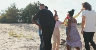 Üç kişi arkadaşlarının geri kalanını bekliyor, geç kalanlar, herkes birbirini sıcak bir şekilde selamlıyor, sarılmalar, sevinç, mutluluk, yıllar sonra buluşmalar, öğrenciler, uzun zamandır sürpriz görmüyorlar, beşlik çakıyorlar.