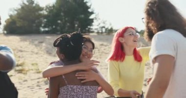 Üç kişi arkadaşlarının geri kalanını bekliyor, geç kalanlar, herkes birbirini sıcak bir şekilde selamlıyor, sarılmalar, sevinç, mutluluk, yıllar sonra buluşmalar, öğrenciler, uzun zamandır sürpriz görmüyorlar, beşlik çakıyorlar.