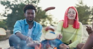 Öğrenciler, gölün kenarındaki kamp ateşinde sosis kızartıp dışarıda vakit geçirmek, eğlenmek, şakalaşmak, gençlerin gevşemesi ve konuşması için akşamları buluşuyorlar.