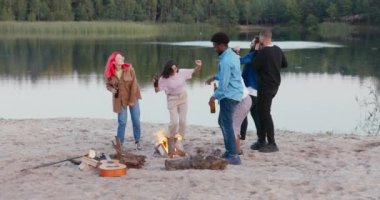 Arkadaşlar dans ediyor, göl kıyısında sabaha kadar parti yapıyorlar, kamp ateşi yanıyor, gitar kumlara uzanıyor, takım eğleniyor, şarkı söylüyor.