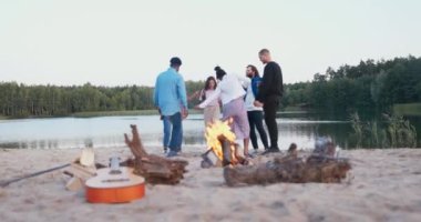 Arkadaşlar dans ediyor, göl kıyısında sabaha kadar parti yapıyorlar, kamp ateşi yanıyor, gitar kumlara uzanıyor, takım eğleniyor, şarkı söylüyor.