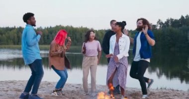 Öğrenciler, arkadaşlar gölün kıyısındaki sahilde buluşur, ateş yakar, ekmek kızartır, sosis kızartır, gitar çalar, müzik çalar, dans eder, eğlenir, ellerinde tuttukları şişelerden bira içerler.