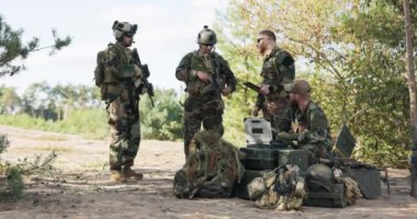 Bir grup asker, bugün bölgeyi savunmak için harekete geçti. Orman askerleri için teçhizat hazırlayın. Haritaları takip edin.