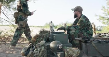 Ordu komutanı sahada bilgisayar başında oturur ve ordu üssüne gönderilecek raporlar hazırlar. Ona yaklaşır ve kampı koruyan askerlerin ayrıntıları hakkında anlaştıkları haritayı gösterir.