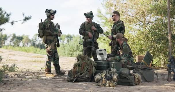 Groupe de militaires mis en place des détails de l'action d'aujourd'hui territoire de défense préparer des vêtements d'équipement pour l'expédition dans les soldats forestiers suivre les cartes saisir des données sur l'ordinateur envoyer des informations à la base — Video