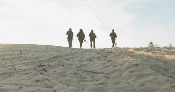 Militaire mannen in uniform op missie, komen van observatiepost, einde van dienst, wisselen van wacht, helmen op het hoofd, geweren in handen, veldoefeningen, territoriale verdediging — Stockvideo